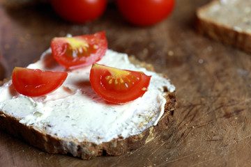 Frischkäse und Tomaten auf Brot