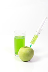 Apfel und Vitaminspritze