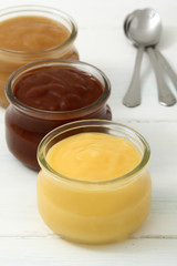 dolce budino o crema in bicchiere di vetro