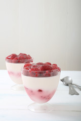 dolce di panna cotta con frutta in bicchiere