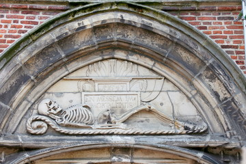 Obraz premium A skeleton lying in stone chiseled