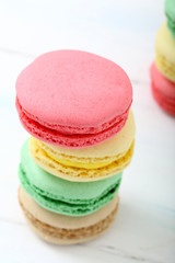 dolce meringa colorata con crema 