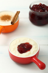 dolce di riso con latte cannella e ciliege