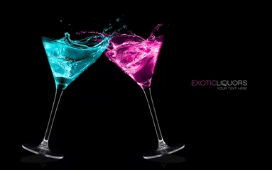 Foto auf Acrylglas Cocktail Exotische Spirituosen. Cocktailgläser mit Stiel, die einen Toast spritzen