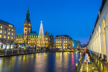 Obraz premium Hamburger Rathaus zur Weihnachtszeit
