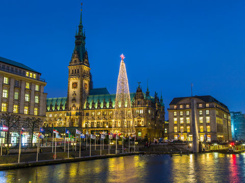 Hamburger Rathaus zur Weihnachtszeit
