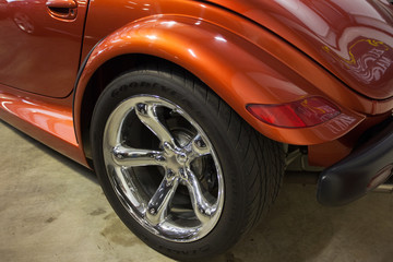 automobile neuve vue de la roue arriere chrome