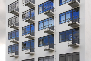 Balkone an Bauhausfassade