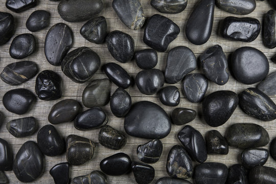 Hintergrund mit Steine in schwarz auf Holz für Konzepte