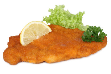 Wiener Schnitzel mit Zitrone und Salat isoliert