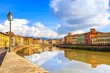 Fotobehang De scheve toren Pisa, Arno rivier, lamp en gebouwen reflectie. Lungarno-uitzicht.