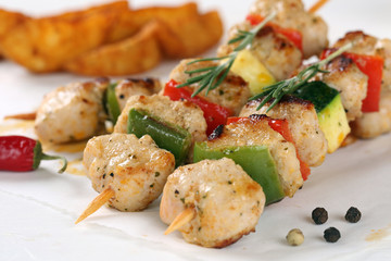 Gegrillte Fleischspieße Gericht vom Hühnchen oder Pute mit Gem
