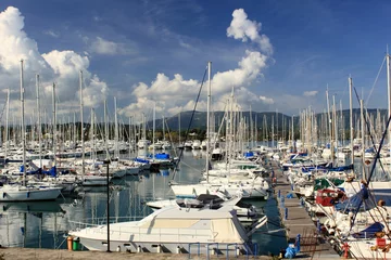 Papier Peint photo autocollant Sports nautique yachts et bateaux dans le port de plaisance