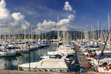 yachts et bateaux dans le port de plaisance
