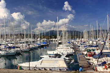 Photo sur Plexiglas Sports nautique yachts et bateaux dans le port de plaisance