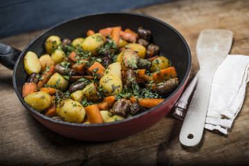 Bratkortoffen mit Karotte und Bratwurst