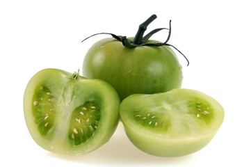 Tomate verte entière et coupée