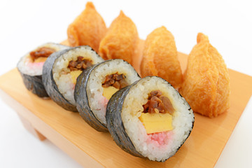 おいしそうな太巻きと稲荷