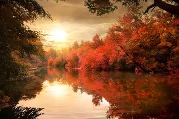 Tuinposter Herfst Herfst zonsondergang over de rivier