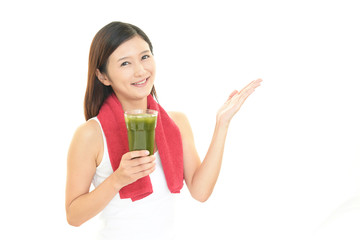 野菜ジュースを飲む女性