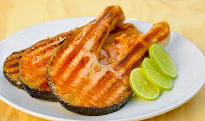 Salmon fillet with lime cooked on a grill