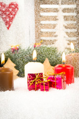 vierter advent mit kerzen und schnee