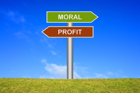 Schild Wegweiser: Moral / Profit