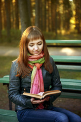 Obraz premium Beautiful young girl with a book