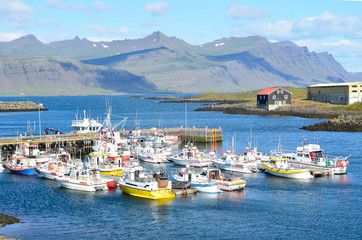 Fototapeta na wymiar Исландия, порт в городке Дьюпивогур