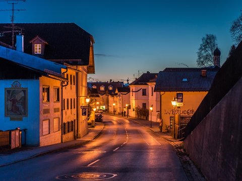 Ortseinfahrt Wolfratshausen bei Nacht