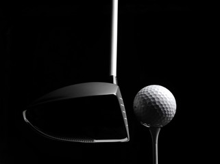 Bois de golf avec une balle de golf et un tee de golf isolé sur noir