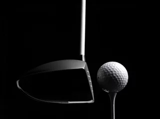 Abwaschbare Fototapete Golf Golf-Holz mit einem Golfball und Golf-T-Stück isoliert auf schwarz