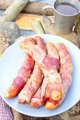 Würstchen mit Speck