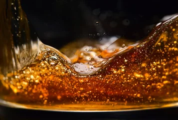 Abwaschbare Fototapete Detail eines alkoholischen Getränks © Igor Normann