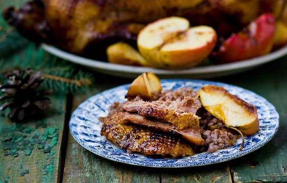 the Christmas baked goose with apples
