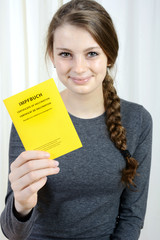 Jugendliche in Arztpraxis hält Impfpass