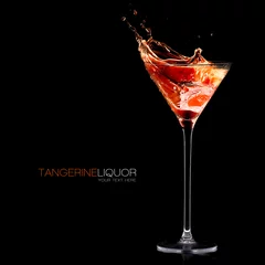 Foto op Plexiglas Mandarijn Schnaps. Exotische cocktail spat eruit © Casther