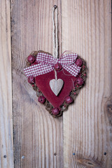 Coeur en velours rouge sur bois