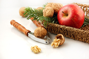 Walnüsse und Äpfel