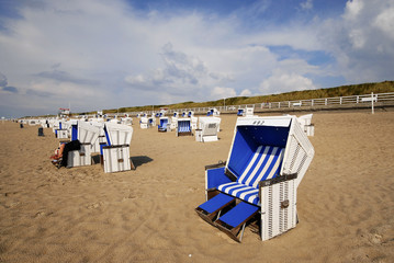 Fototapeta na wymiar Blauer Strandkorb auf Sylt