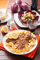 Cotoletta alla milanese o orecchia d’elefante con patatine