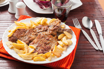 Cotoletta alla milanese o orecchia d’elefante con patatine