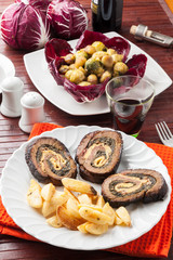 Arrosto farcito con spinaci a fette con patate fritte