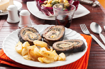 Arrosto farcito con spinaci a fette con patate fritte