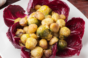 Piatto di cavoletti di bruxelles e castagne rosolate