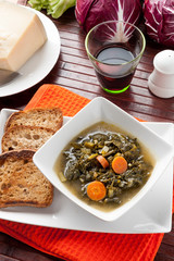 Zuppa con cavolo nero servita nel piatto