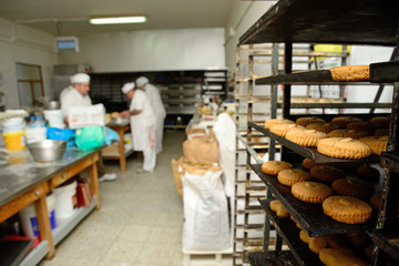 Development and production in a traditional pastry.