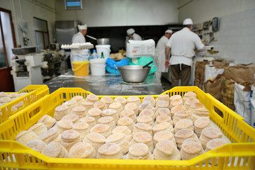 Development and production in a traditional pastry.