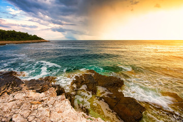 Krajobraz wybrzeża o zachodzie słońca Chorwacja,Istria.