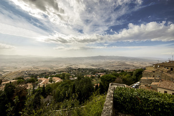 Fototapeta na wymiar Volterra e campagna toscana
